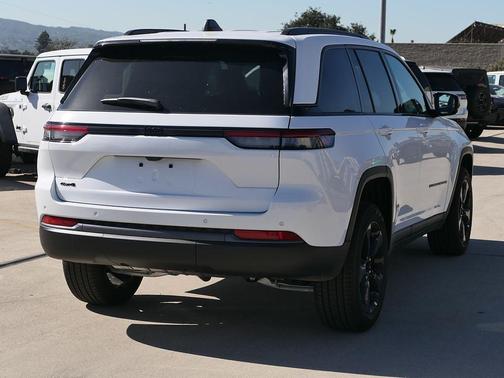 Bright White Clearcoat 2026 Jeep Grand Cherokee Limited