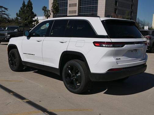 Bright White Clearcoat 2026 Jeep Grand Cherokee Limited