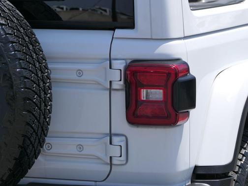 Bright White Clearcoat 2022 Jeep Wrangler Unlimited Sahara