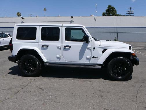 Bright White Clearcoat 2022 Jeep Wrangler Unlimited Sahara