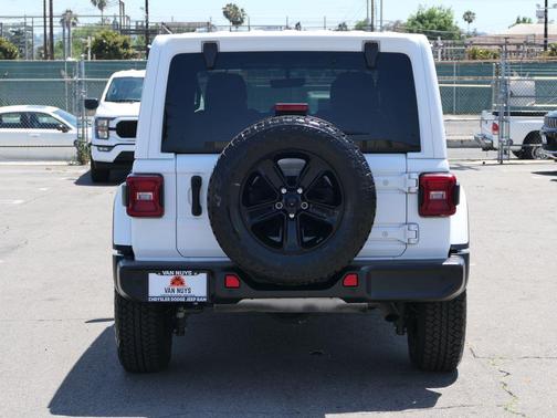 Bright White Clearcoat 2022 Jeep Wrangler Unlimited Sahara