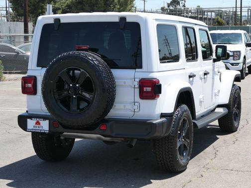 Bright White Clearcoat 2022 Jeep Wrangler Unlimited Sahara