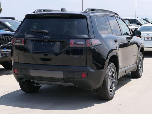 Diamond Black Crystal Pearlcoat 2026 Jeep Cherokee Limited