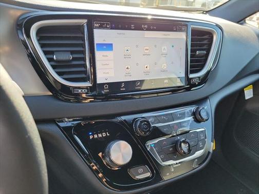 2025 Chrysler Voyager LX