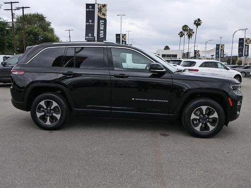 Diamond Black Crystal Pearlcoat 2023 Jeep Grand Cherokee 4xe Base