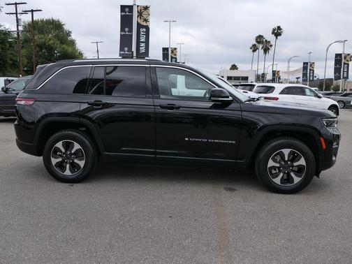 Diamond Black Crystal Pearlcoat 2023 Jeep Grand Cherokee 4xe Base