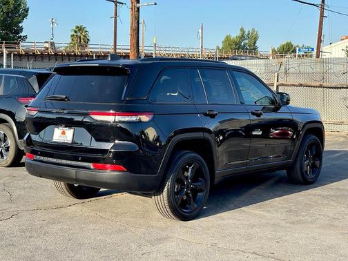 Diamond Black Crystal Pearlcoat 2023 Jeep Grand Cherokee Altitude