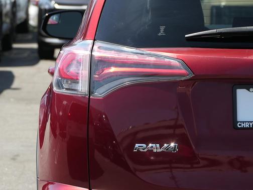 Ruby Flare Pearl 2018 Toyota RAV4 LE