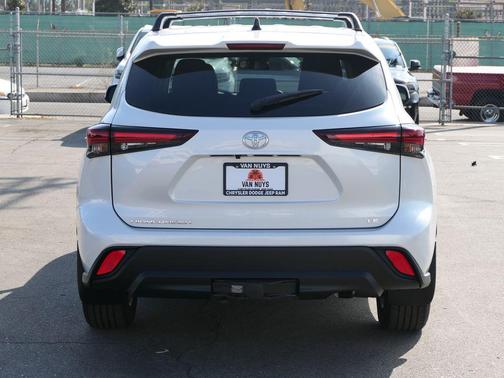 2024 Toyota Highlander LE