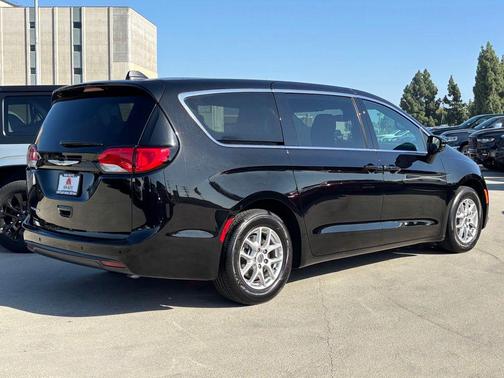 Diamond Black Crystal Pearlcoat 2025 Chrysler Voyager LX