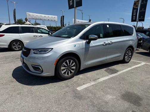 2023 Chrysler Pacifica Hybrid Limited
