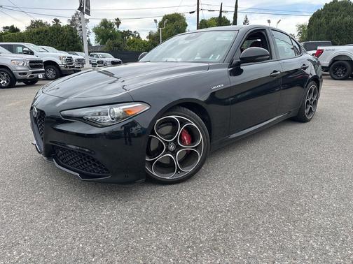 Vulcano Black Metallic 2023 Alfa Romeo Giulia Veloce RWD