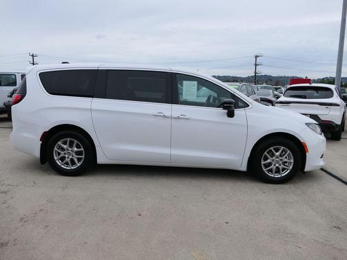 2025 Chrysler Voyager LX