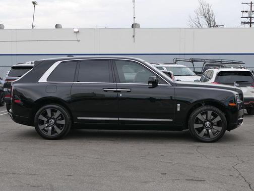 Black 2022 Rolls-Royce Cullinan