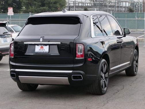 Black 2022 Rolls-Royce Cullinan
