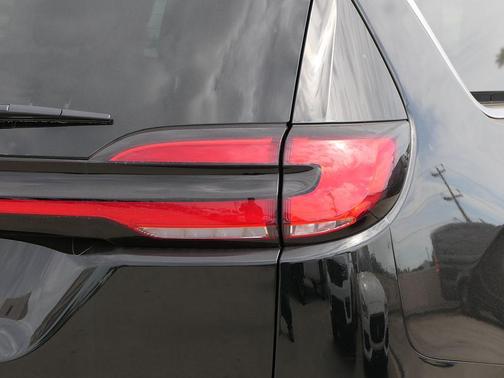 Diamond Black Crystal Pearlcoat 2026 Chrysler Pacifica L