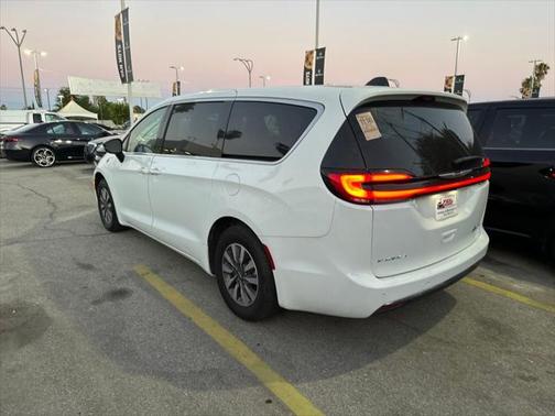 2024 Chrysler Pacifica Hybrid Select