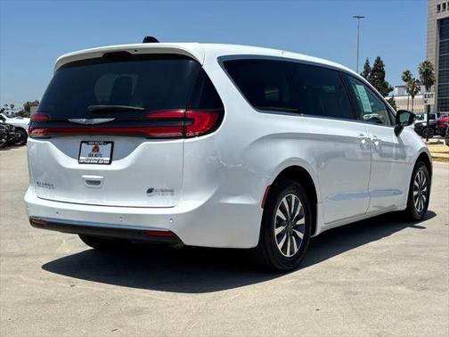 2024 Chrysler Pacifica Hybrid Select