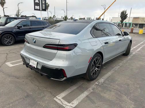 2023 BMW 740 i
