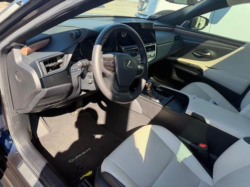 2025 Lexus ES 300h Base