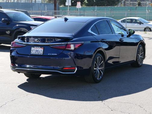 2025 Lexus ES 300h Base