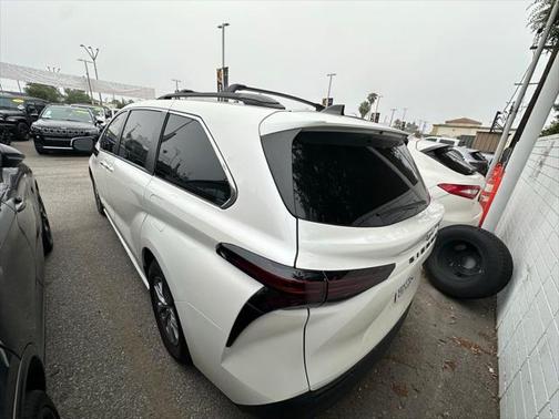 2021 Toyota Sienna XLE 8 Passenger