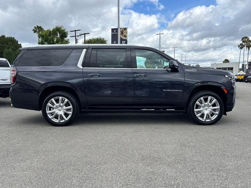 Ash 2023 Chevrolet Suburban 4WD High Country
