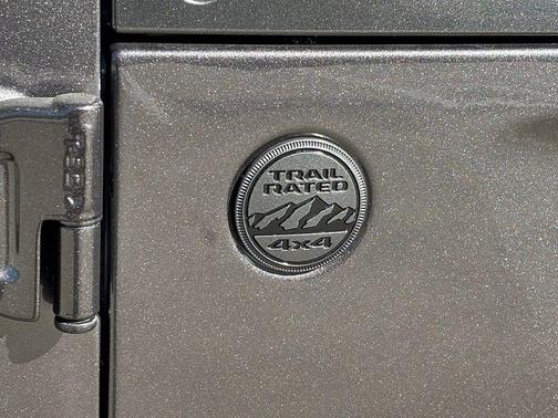 Granite Crystal Metallic Clearcoat 2025 Jeep Wrangler 4-Door Sahara 4x4