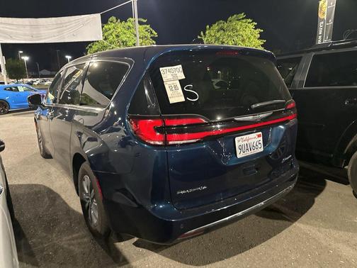 2023 Chrysler Pacifica Hybrid Touring L