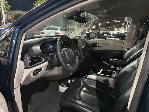 2023 Chrysler Pacifica Hybrid Touring L