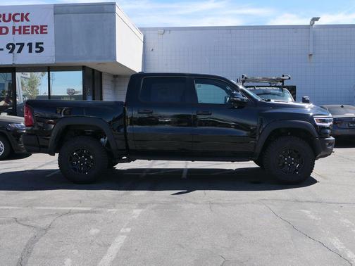 Diamond Black Crystal Pearlcoat 2026 RAM 1500 RHO Crew Cab 4x4 5'7' Box