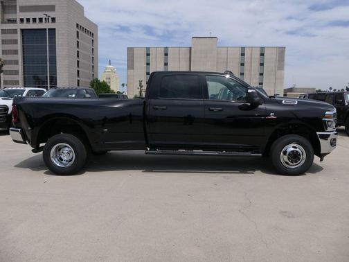 Diamond Black Crystal Pearlcoat 2026 RAM 3500 Tradesman Crew Cab 4x4 8' Box