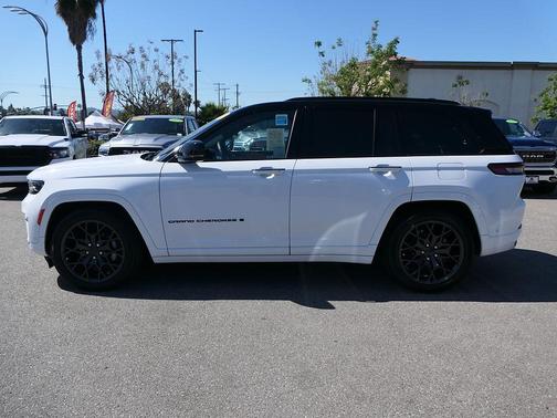 Bright White Clearcoat 2025 Jeep Grand Cherokee Summit