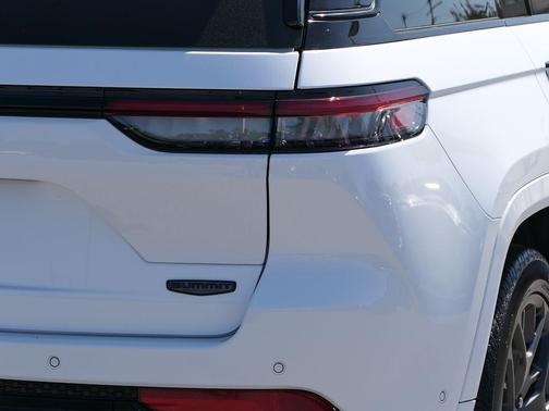 Bright White Clearcoat 2025 Jeep Grand Cherokee Summit