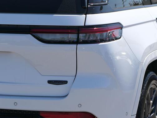 Bright White Clearcoat 2025 Jeep Grand Cherokee Summit
