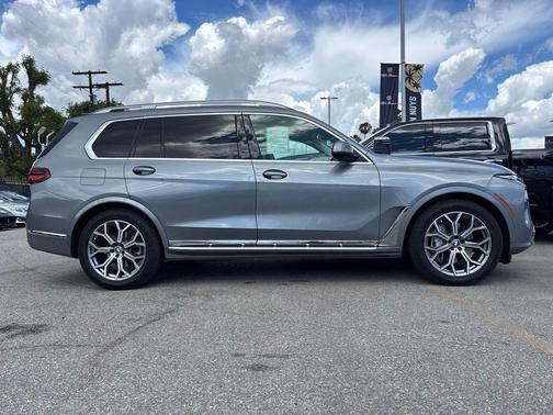 Gray Metallic 2024 BMW X7 xDrive40i