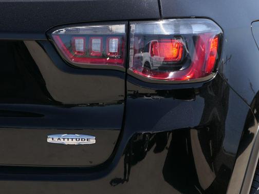 Diamond Black Crystal Pearlcoat 2022 Jeep Compass Latitude