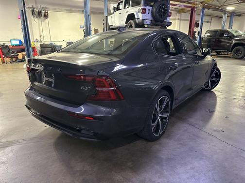 Platinum Gray Metallic 2024 Volvo S60 B5 Plus Dark Theme