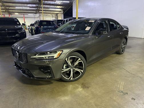 Platinum Gray Metallic 2024 Volvo S60 B5 Plus Dark Theme