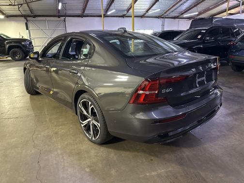 Platinum Gray Metallic 2024 Volvo S60 B5 Plus Dark Theme