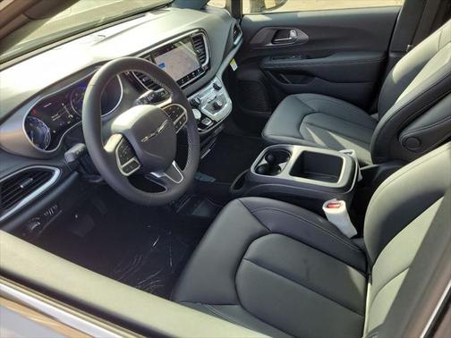 2025 Chrysler Voyager LX