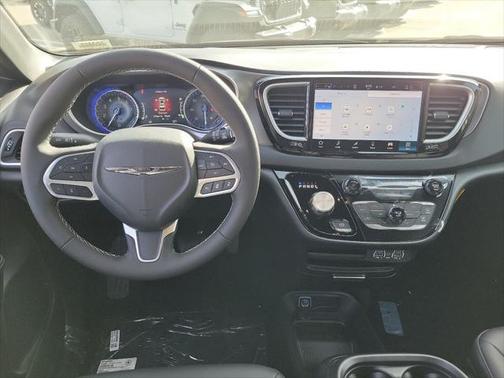 2025 Chrysler Voyager LX