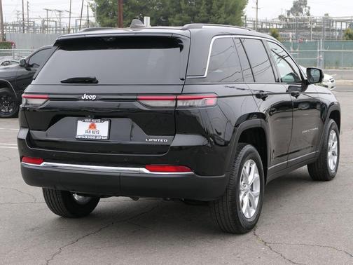 Diamond Black Crystal Pearlcoat 2023 Jeep Grand Cherokee Limited