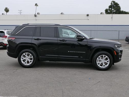 Diamond Black Crystal Pearlcoat 2023 Jeep Grand Cherokee Limited