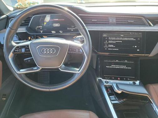 2022 Audi e-tron Premium Plus
