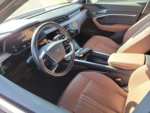 2022 Audi e-tron Premium Plus