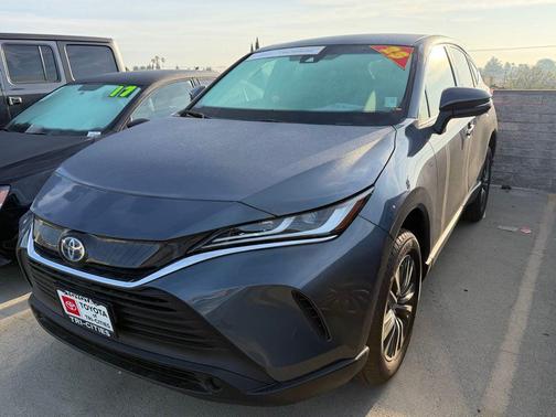 Coastal Gray Metallic 2023 Toyota Venza LE