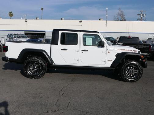 Bright White Clearcoat 2025 Jeep Gladiator Mojave 4x4