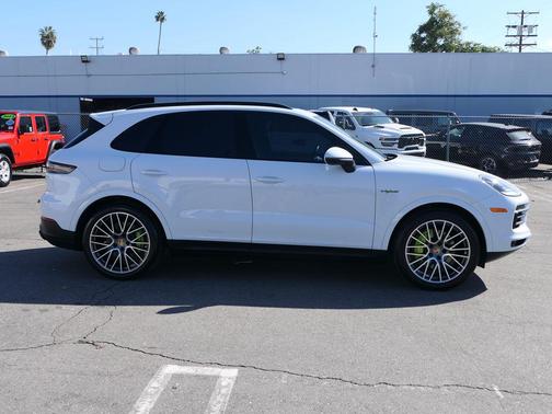 2023 Porsche Cayenne Platinum Edition