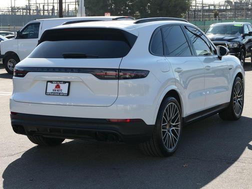 2023 Porsche Cayenne Platinum Edition